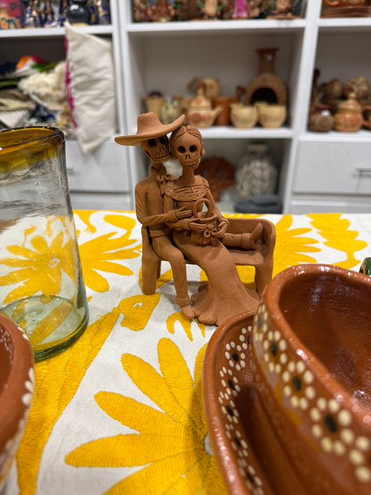 Pareja de catrines sentada colección noche de ánimas amor eterno