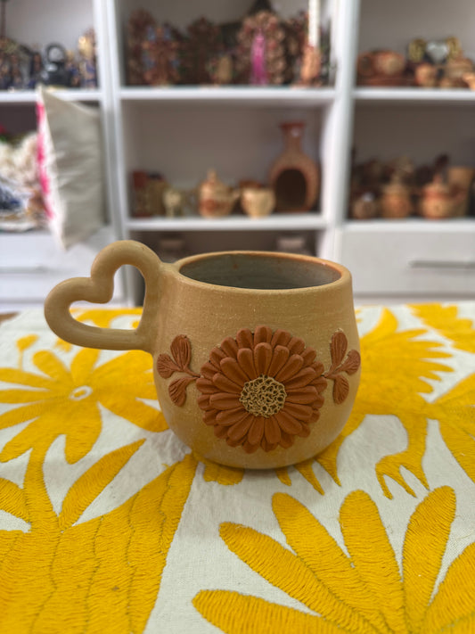 Taza con agarradera de corazón natural de atzompa