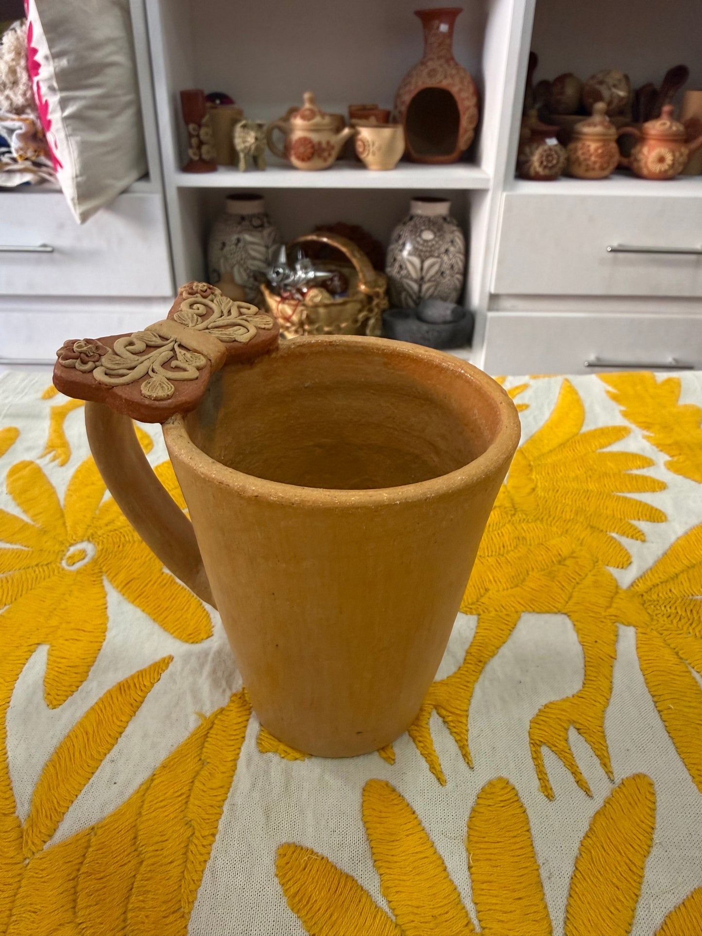 Taza con agarradera de moño natural de atzompa
