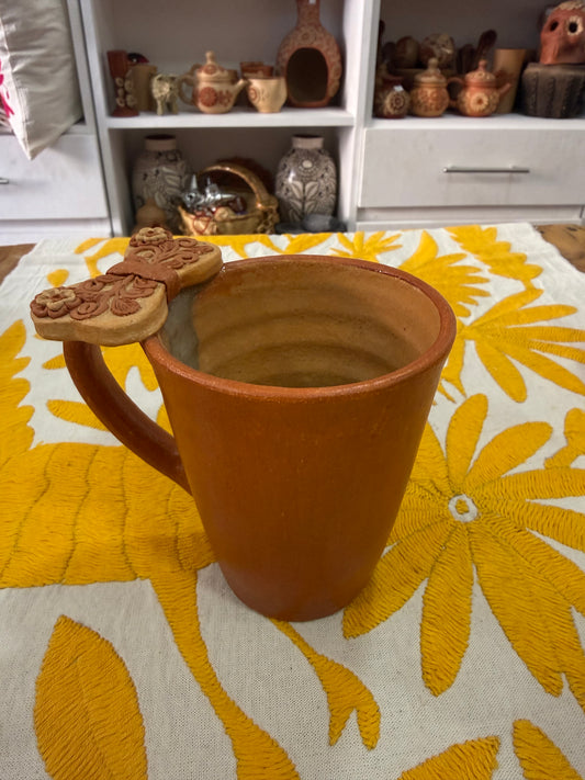Taza con agarradera de moño roja de atzompa