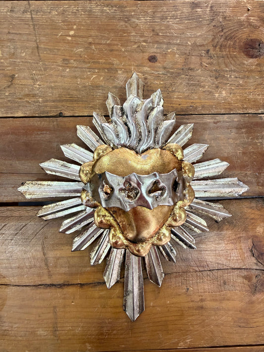 Corazón dorado de latón resplandor