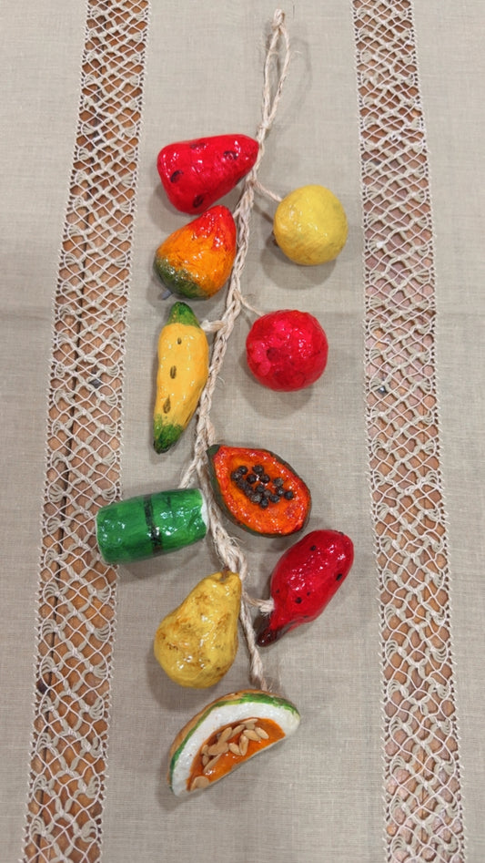 Ristra de frutas de papel maché