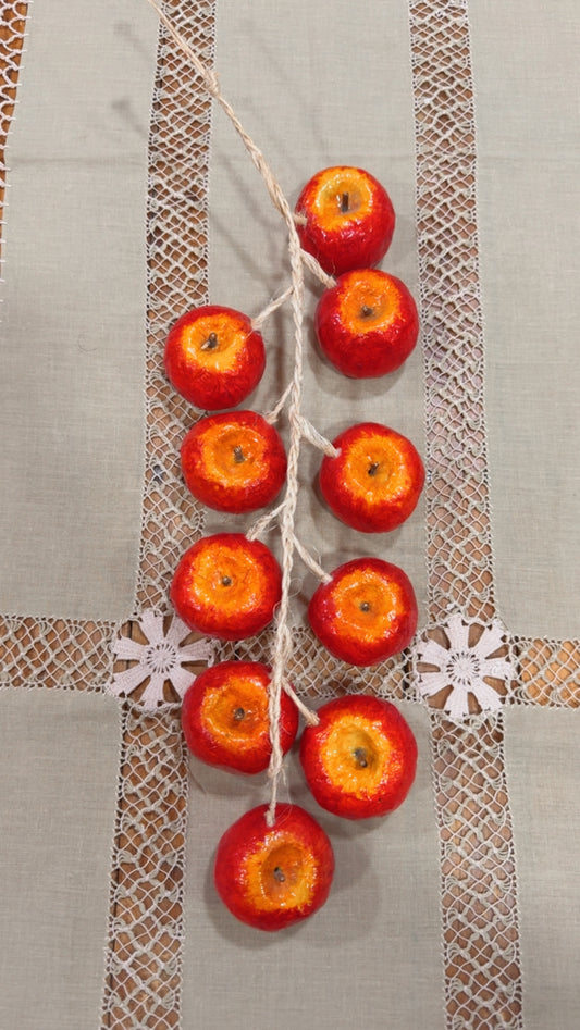 Ristra de manzanas de papel maché