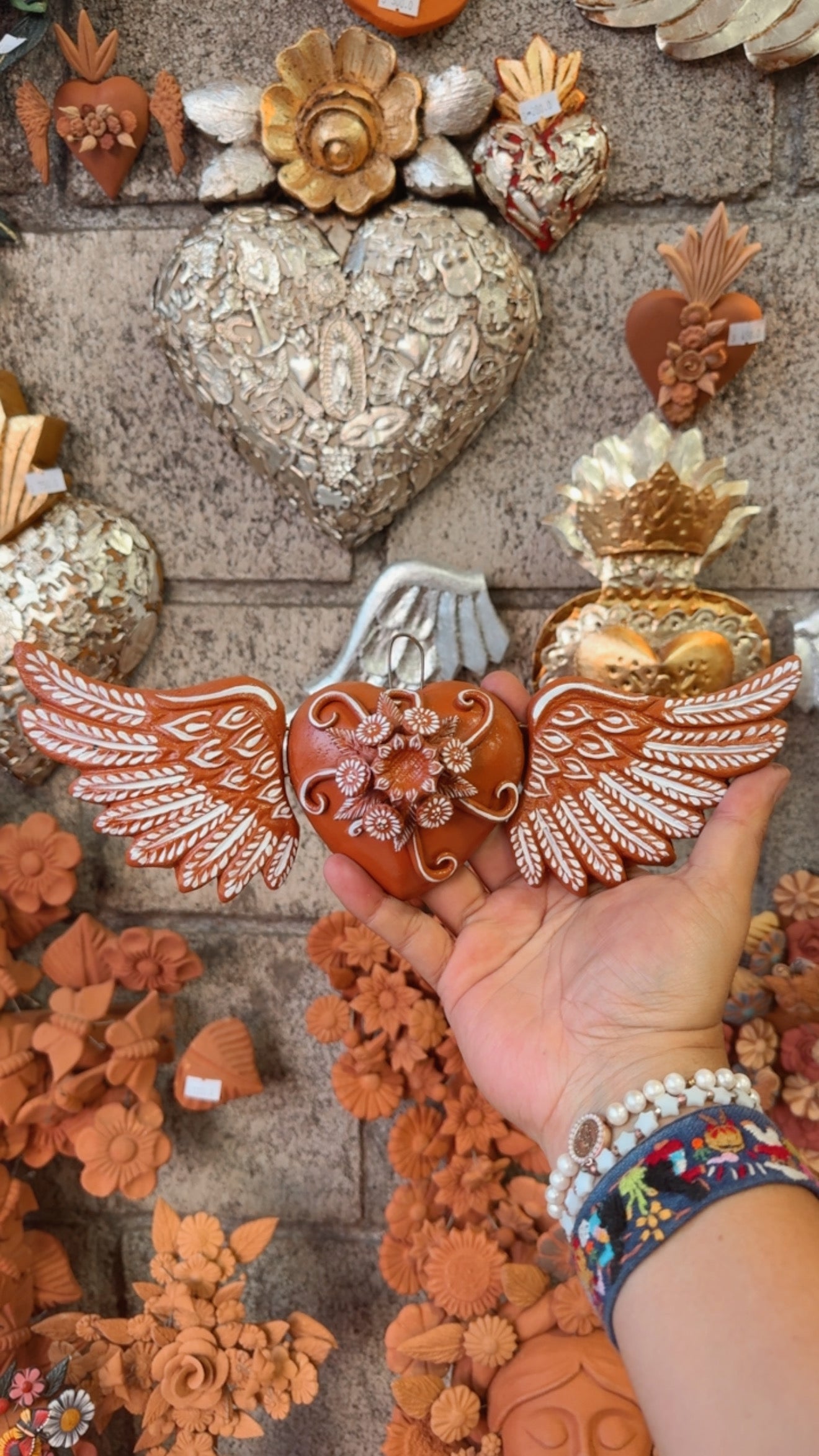 Corazón de barro alas extendidas