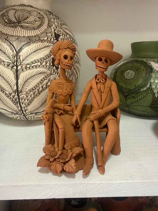 Pareja de catrines sentada con sombrilla colección noche de ánimas amor eterno