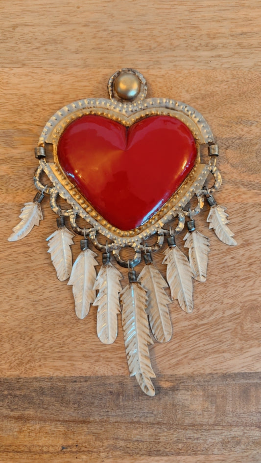 Corazón de latón plumas