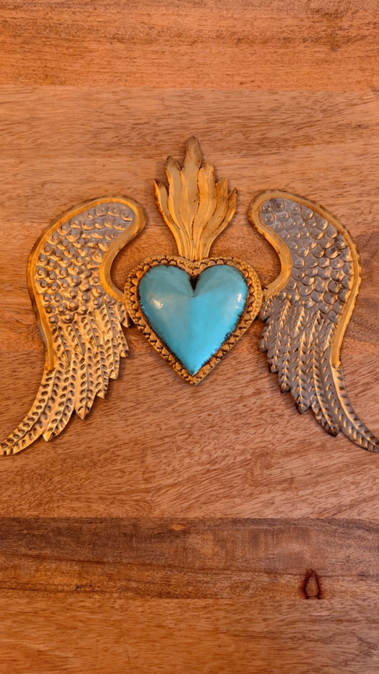 Corazón de latón turquesa alas