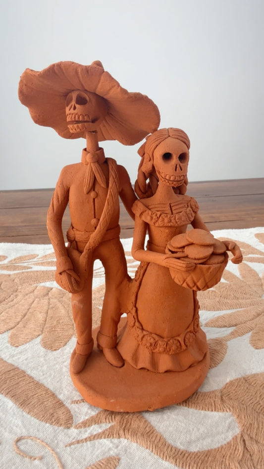 Pareja con tortillas amor eterno noche de muertos