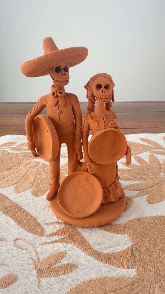 Pareja con platos amor eterno noche de muertos