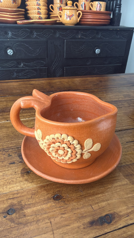 Taza de corazón roja atzompa