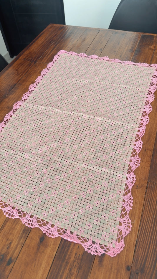 Camino deshilado vaciado beige con rosa