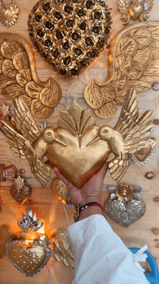 Corazón de madera colibríes oro