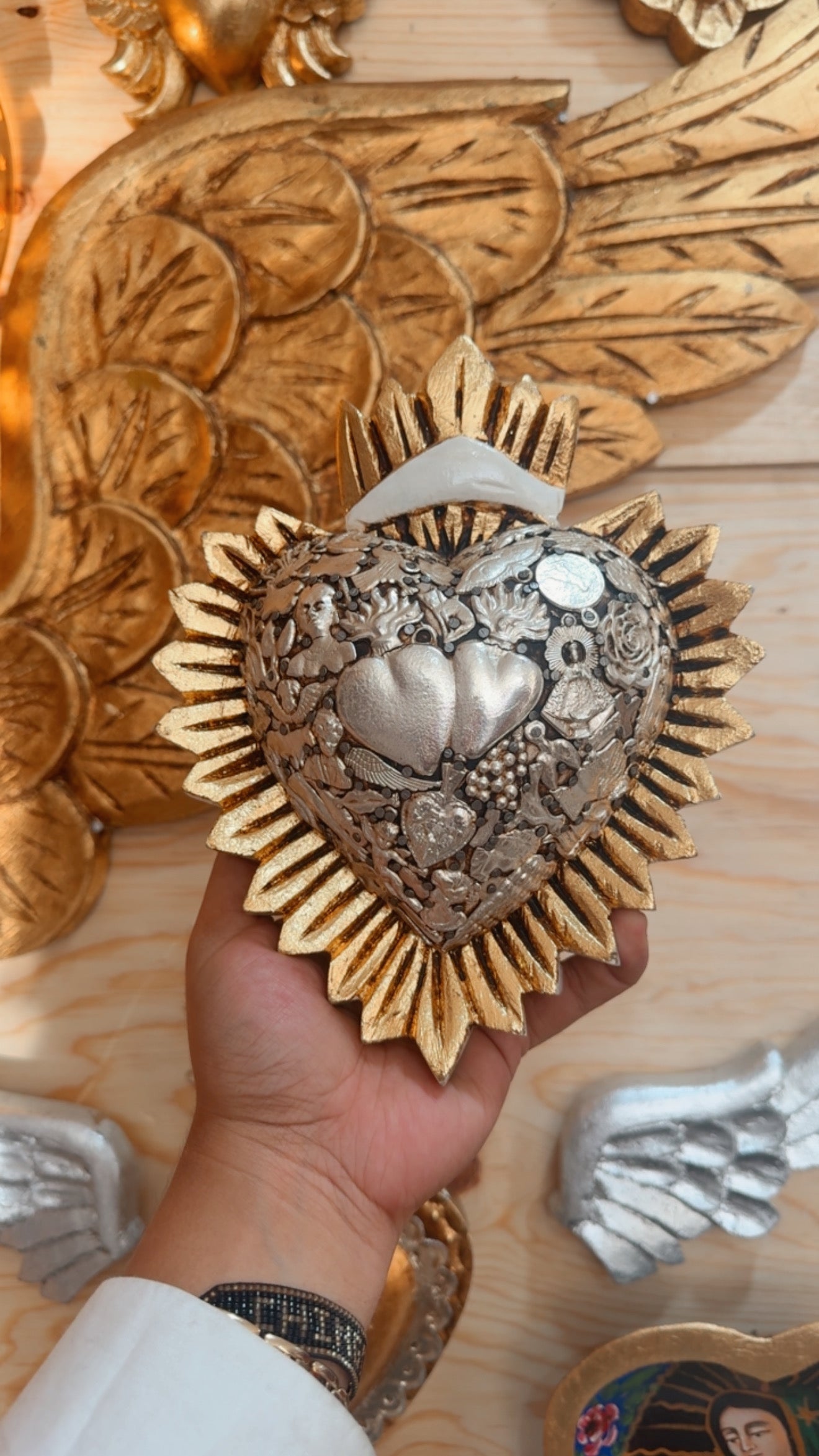 Corazón de madera resplandor con milagros
