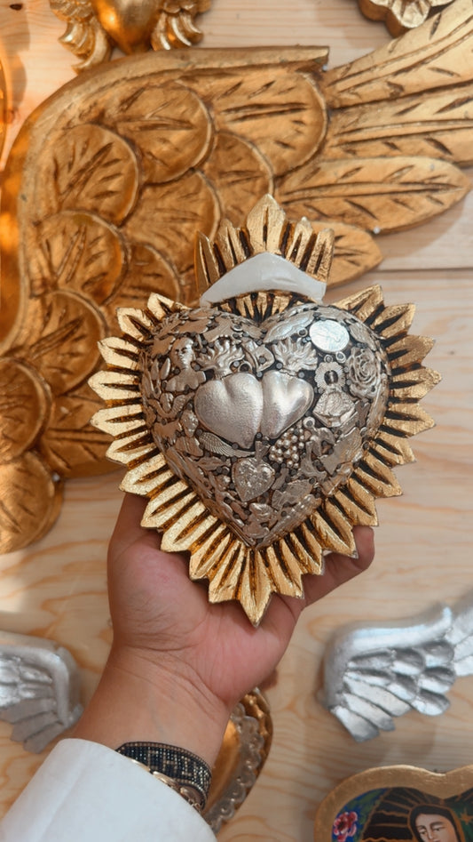 Corazón de madera resplandor con milagros