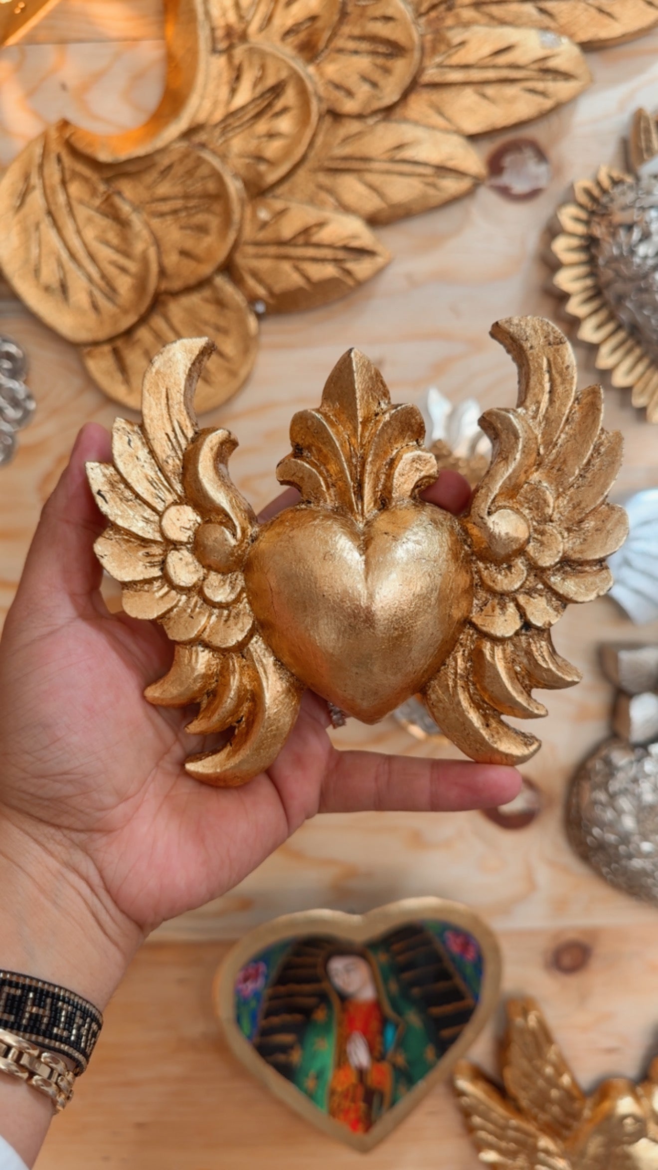 Corazón de madera oro alas