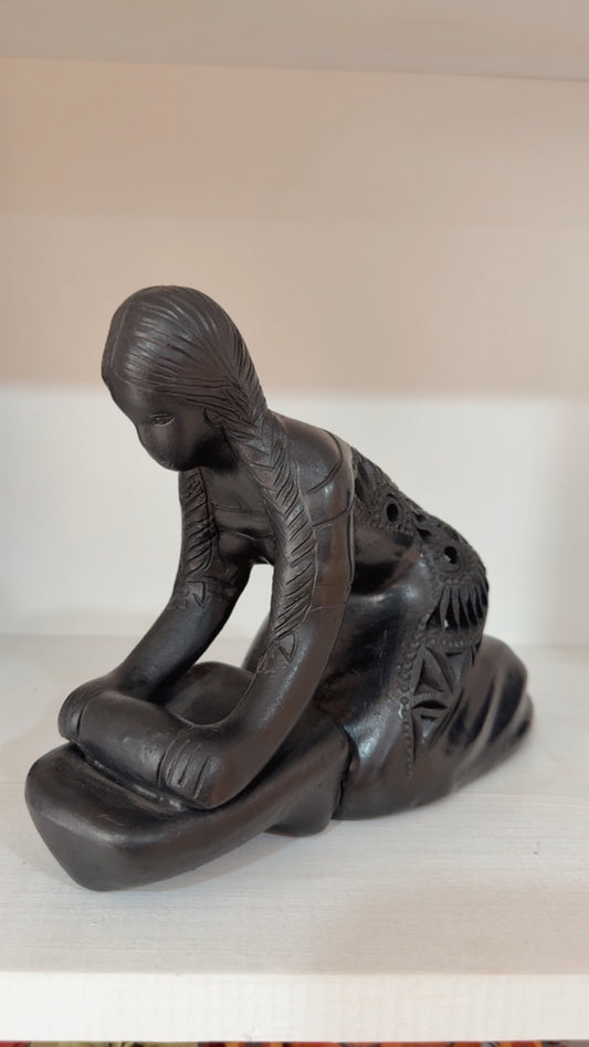 Figura de metate de barro negro 2