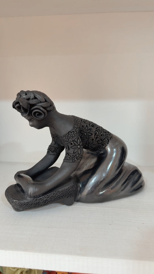 Figura de metate de barro negro 3