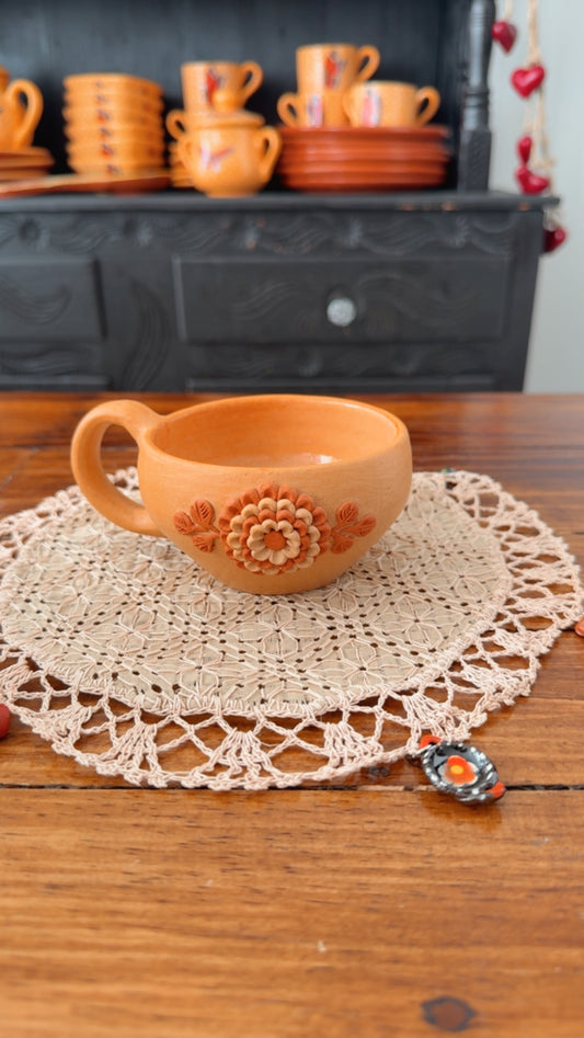 Taza redonda natural con flor Atzompa