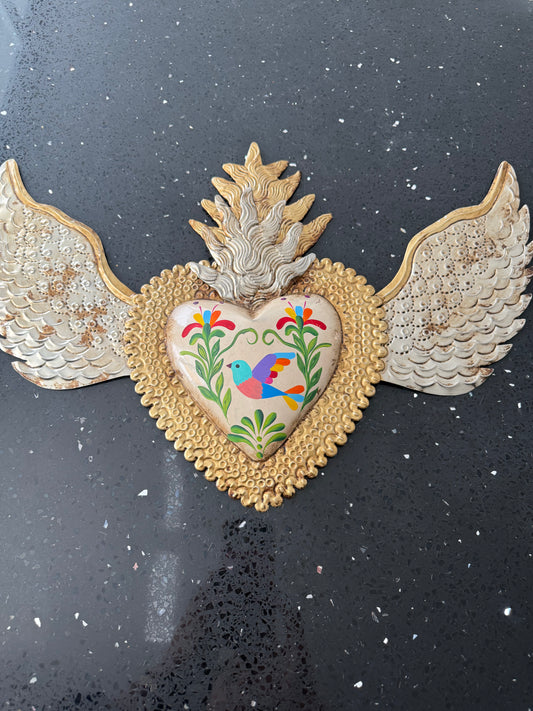 Corazón de latón mediano otomí blanco con alas
