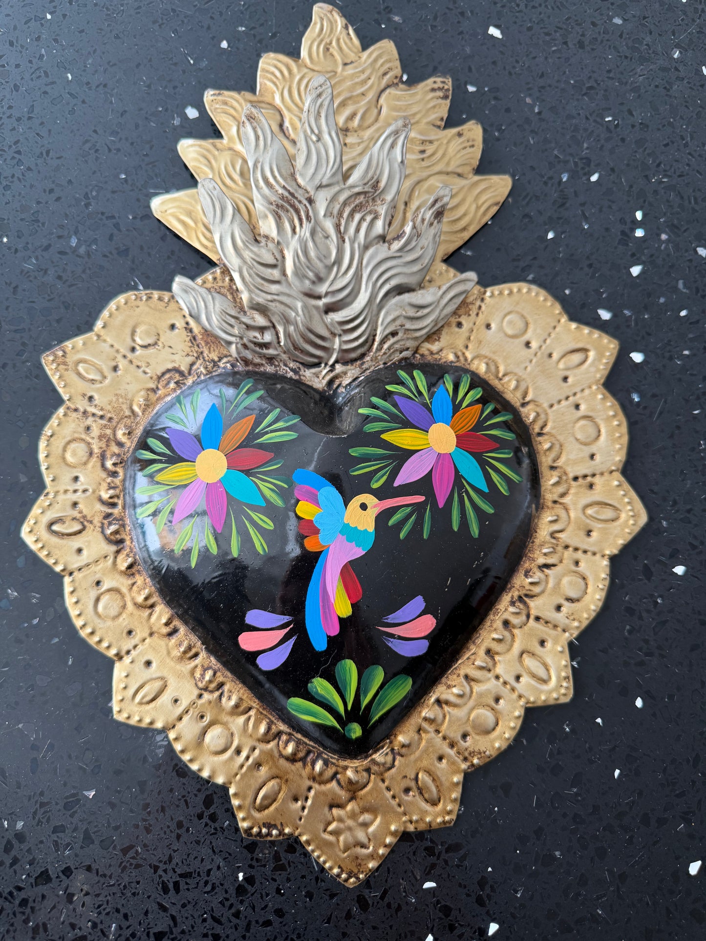 Corazón de latón mediano otomí negro