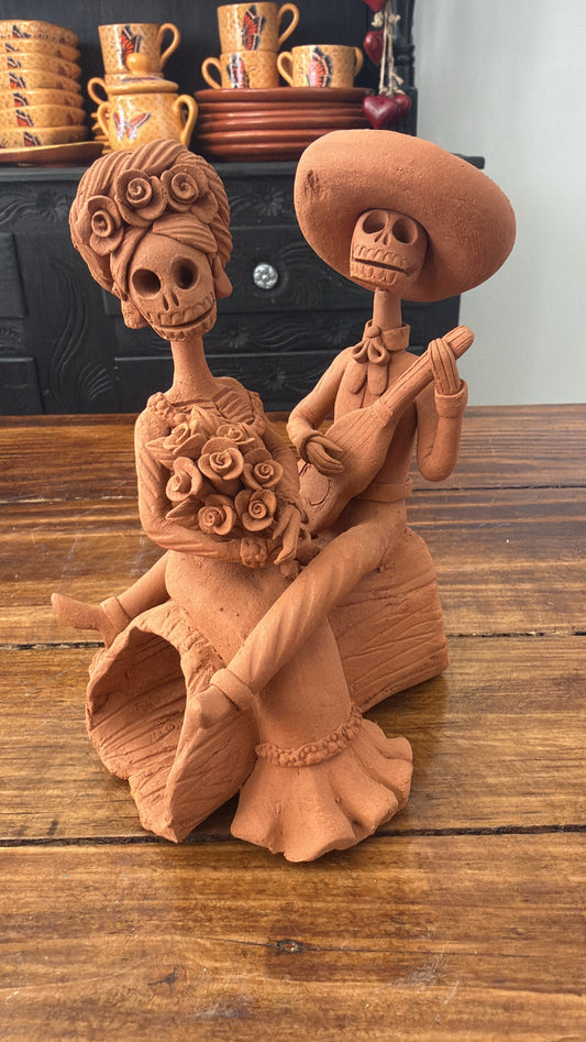 Pareja serenata sentados muertos amor eterno