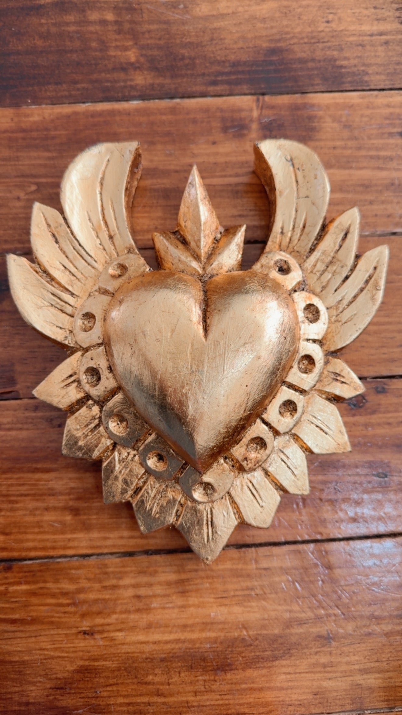 Corazón de madera alas oro