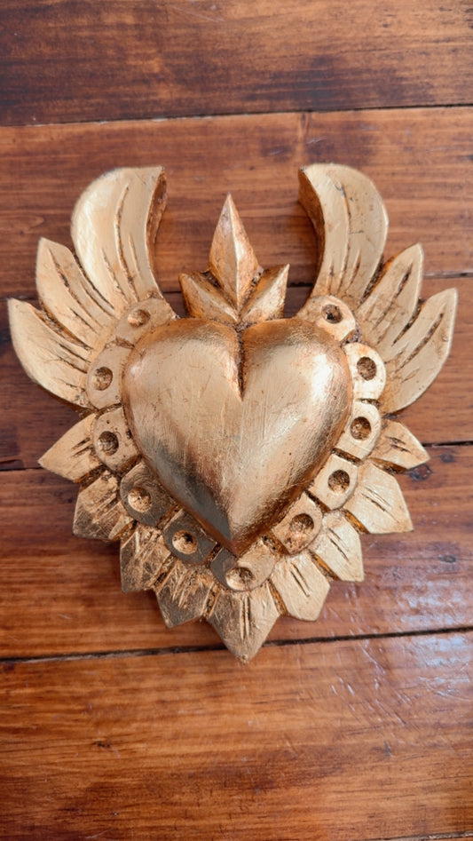 Corazón de madera alas oro