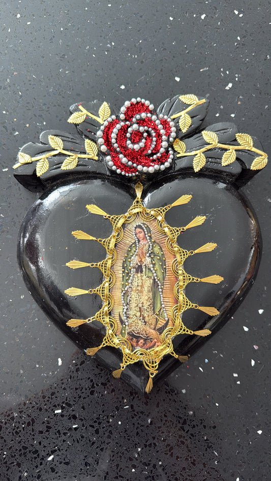 Corazón de madera negro Virgen con rosas