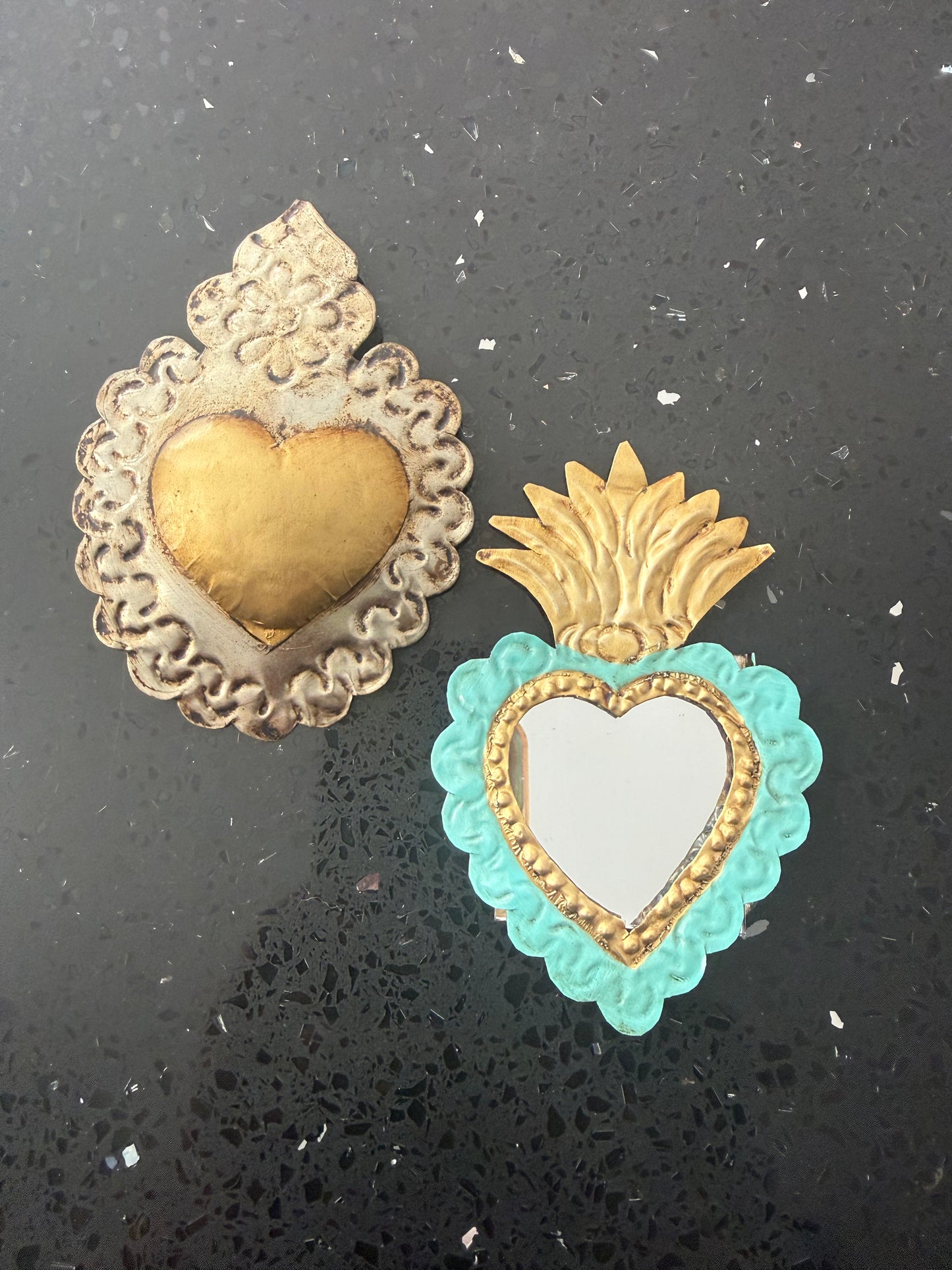 Set de 2 mini corazones de latón de 9 cms de alto modelo 4
