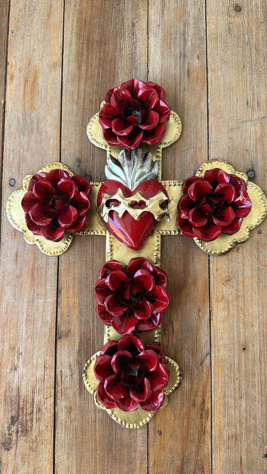 Cruz con corazón de latón Rosas