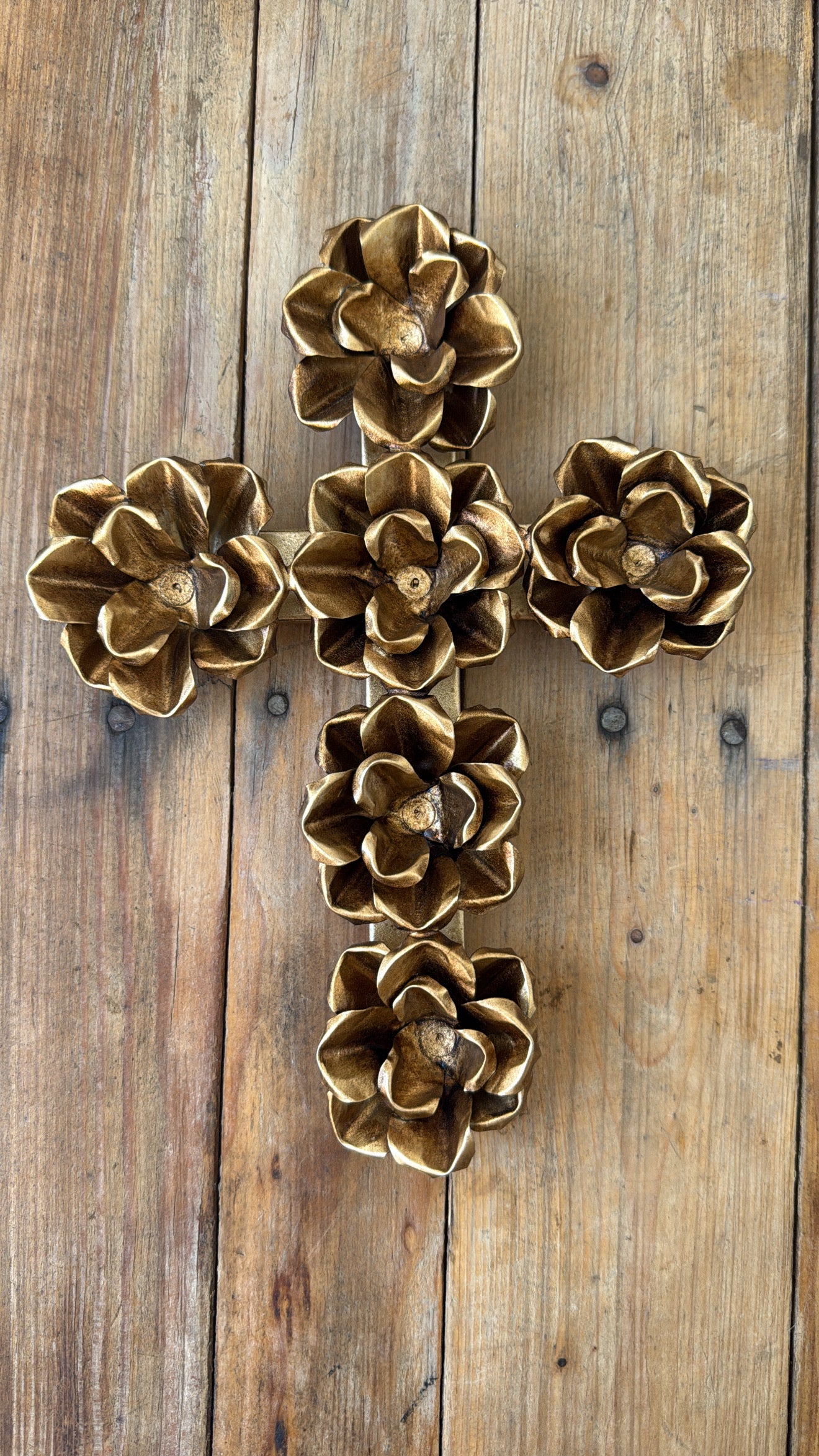 Cruz con corazón de latón Rosas Oro