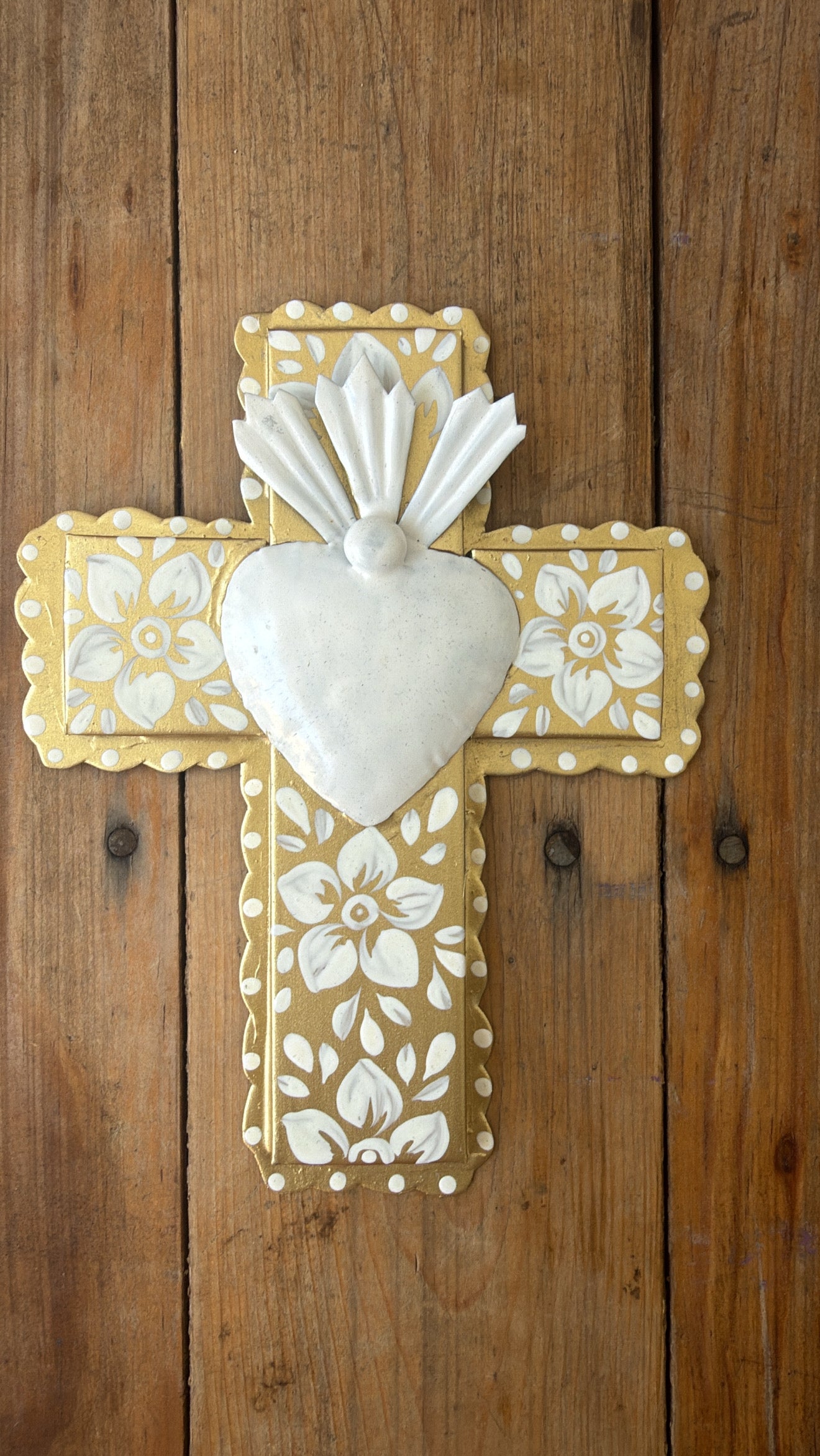 Cruz con corazón de latón corazón blanco