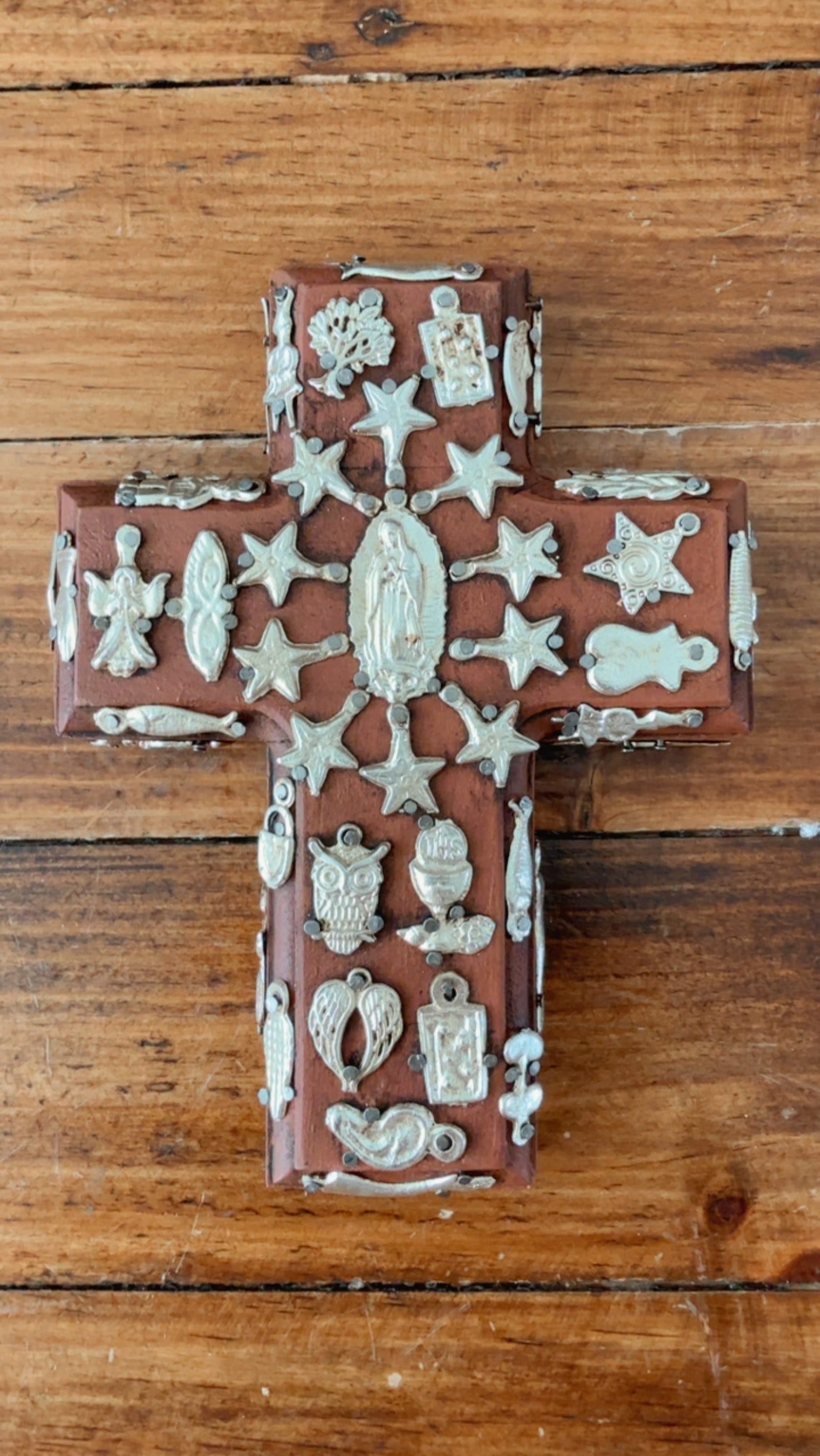 Cruz de madera café Virgencita