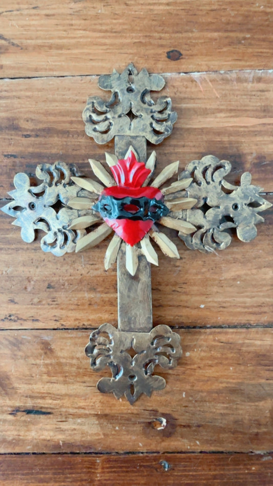 Cruz de laton de corazón