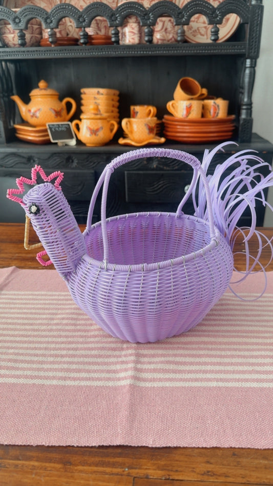 Gallina lila huevera modelo PNG