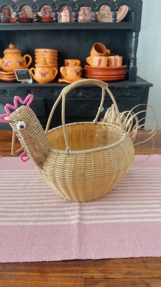 Gallina dorada huevera modelo PNG