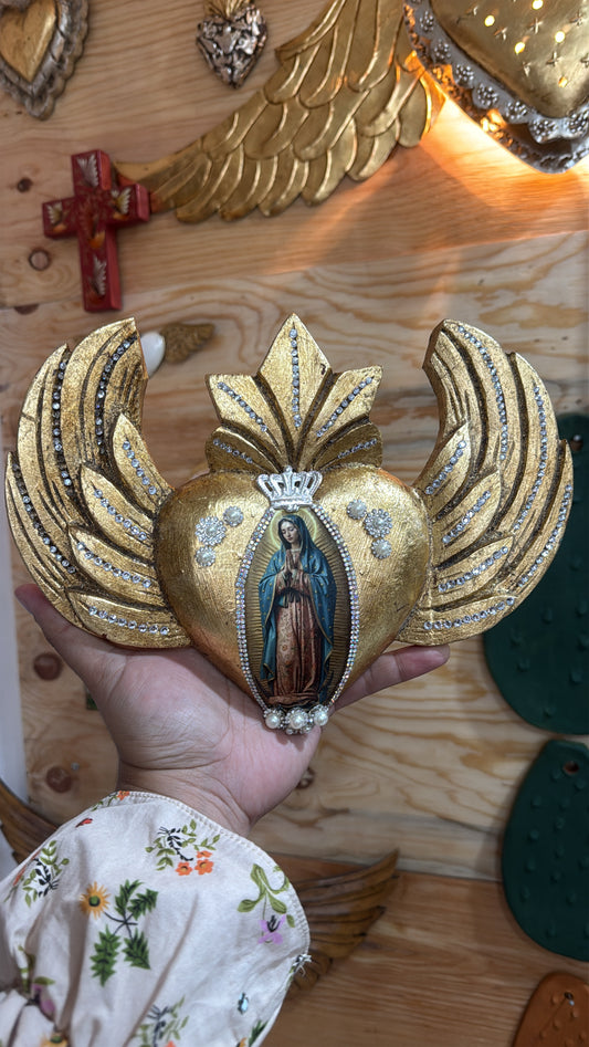 Corazón de madera Virgen con alas dorado