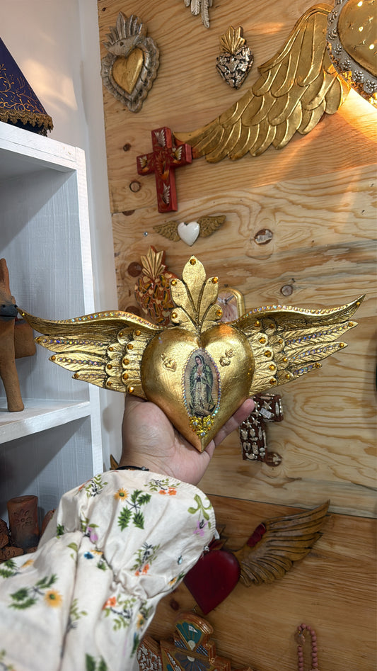 Corazón de madera Virgen con alas dorado modelo 2