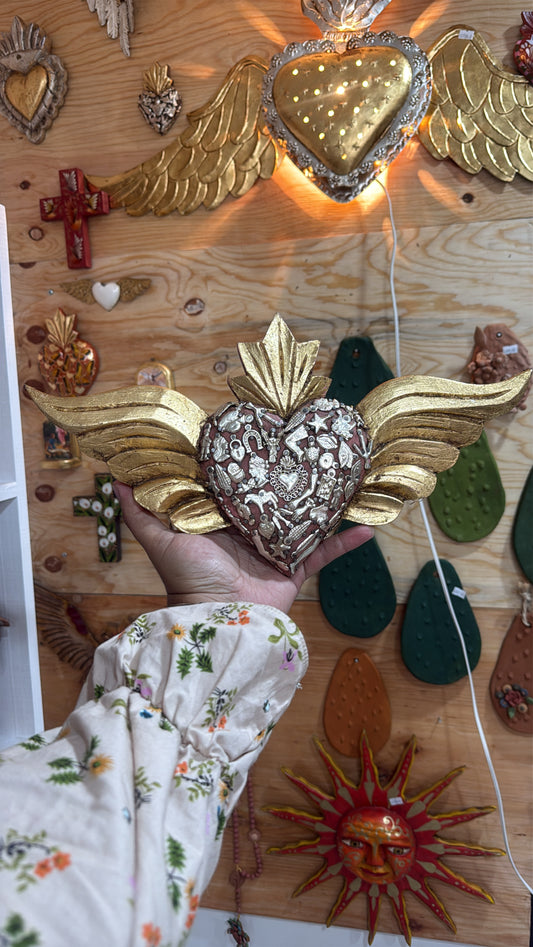 Corazón de madera milagritos beige con alas dorado
