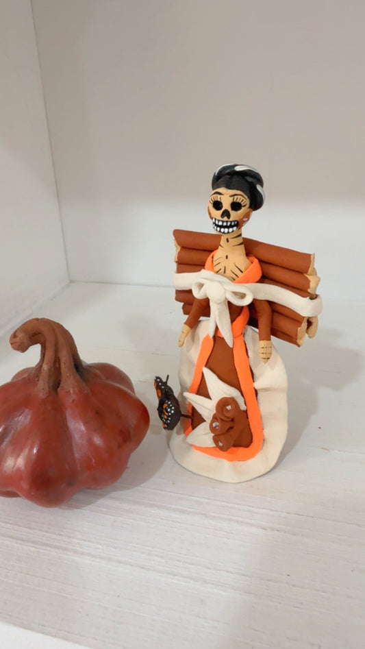 Catrina miniatura con leños noche de muertos