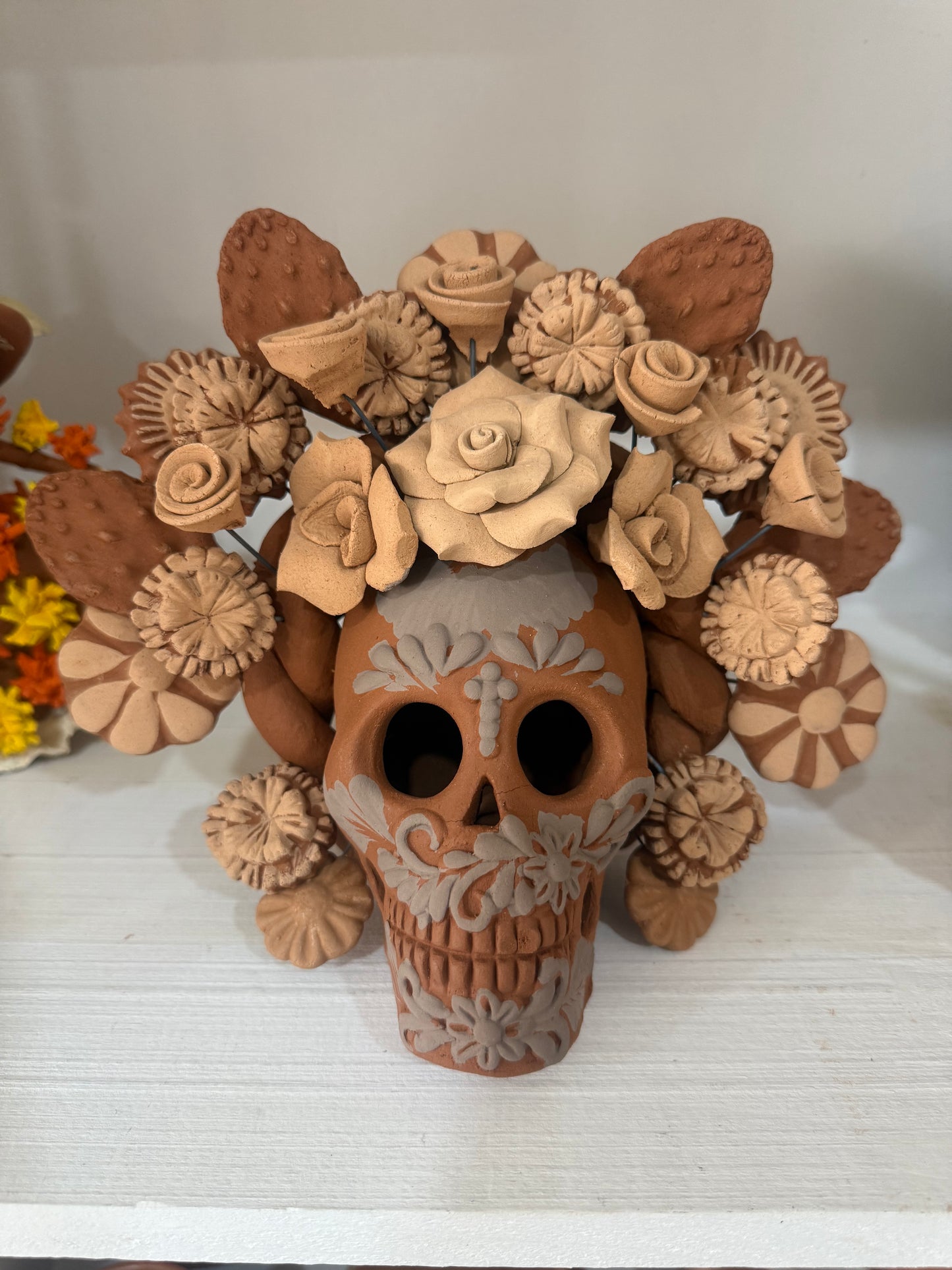 Cráneo con trenza y corona de nopales noche de ánimas