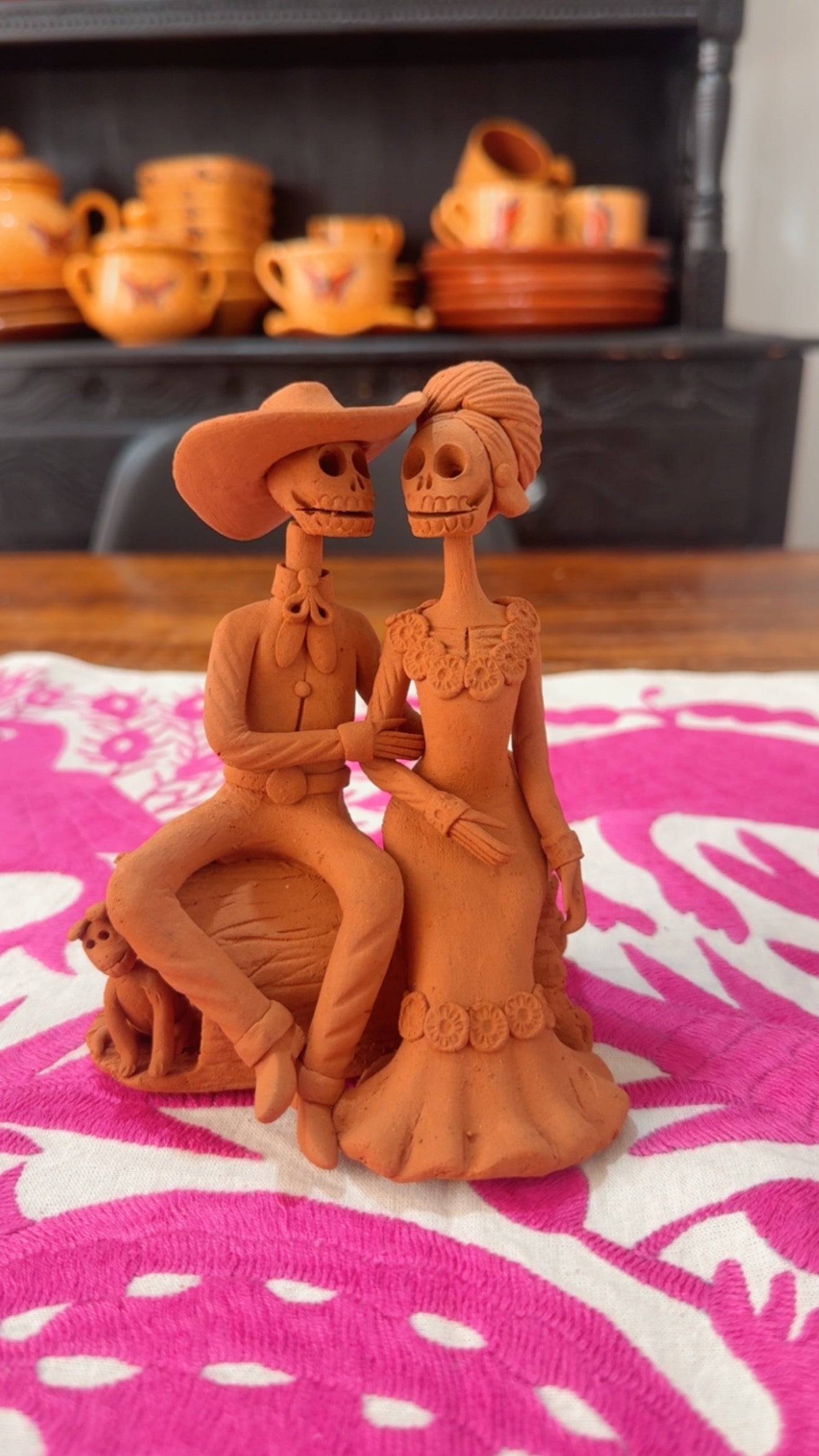 Pareja de catrines sentada abrazada colección noche de ánimas amor eterno