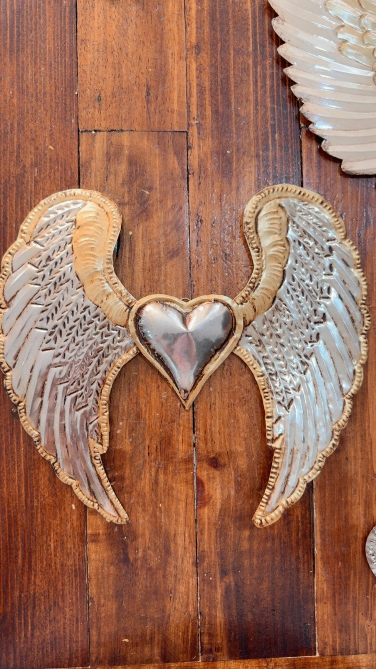 Corazón de latón alas abajo
