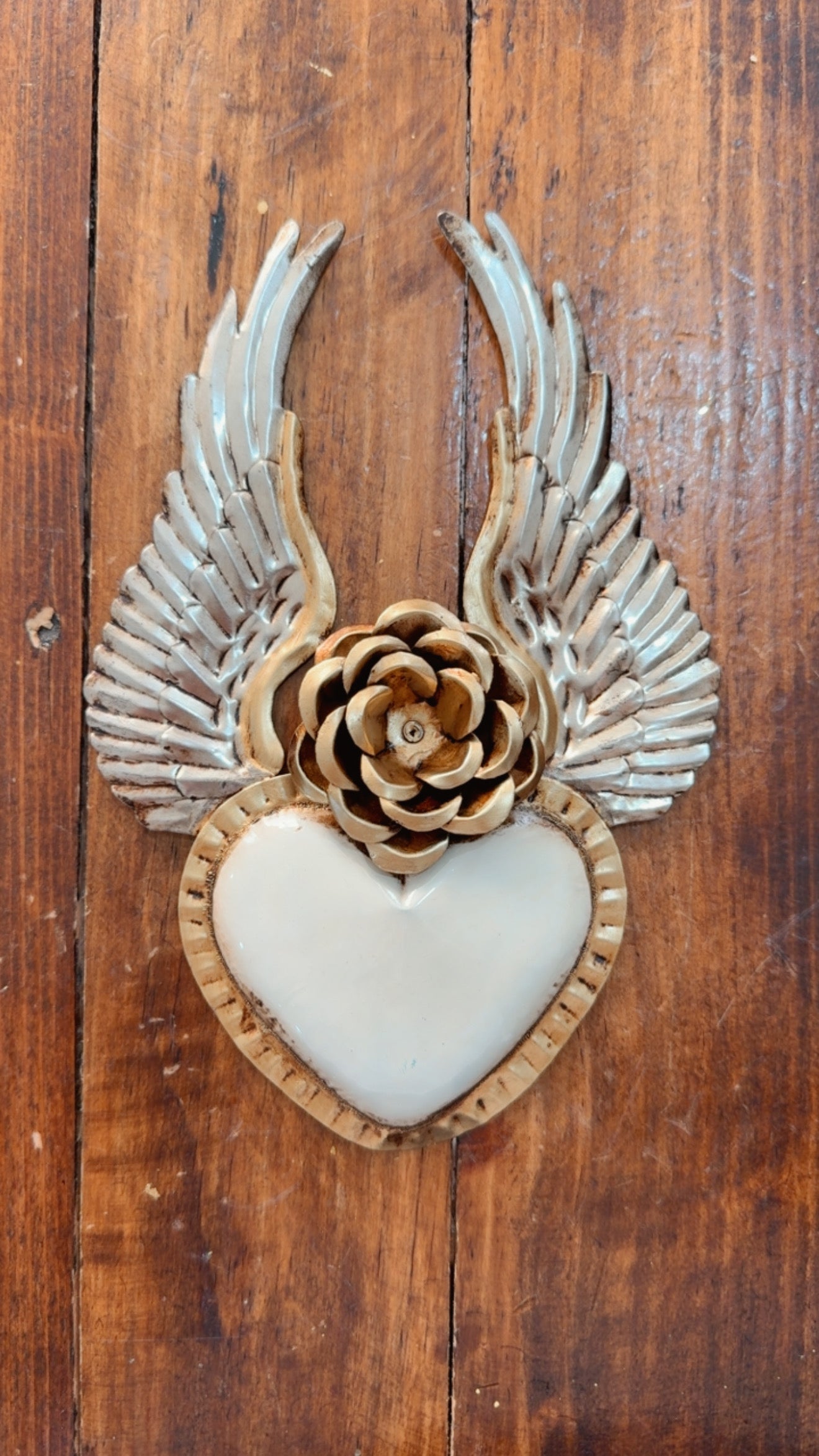 Corazón de latón rosa y alas arriba