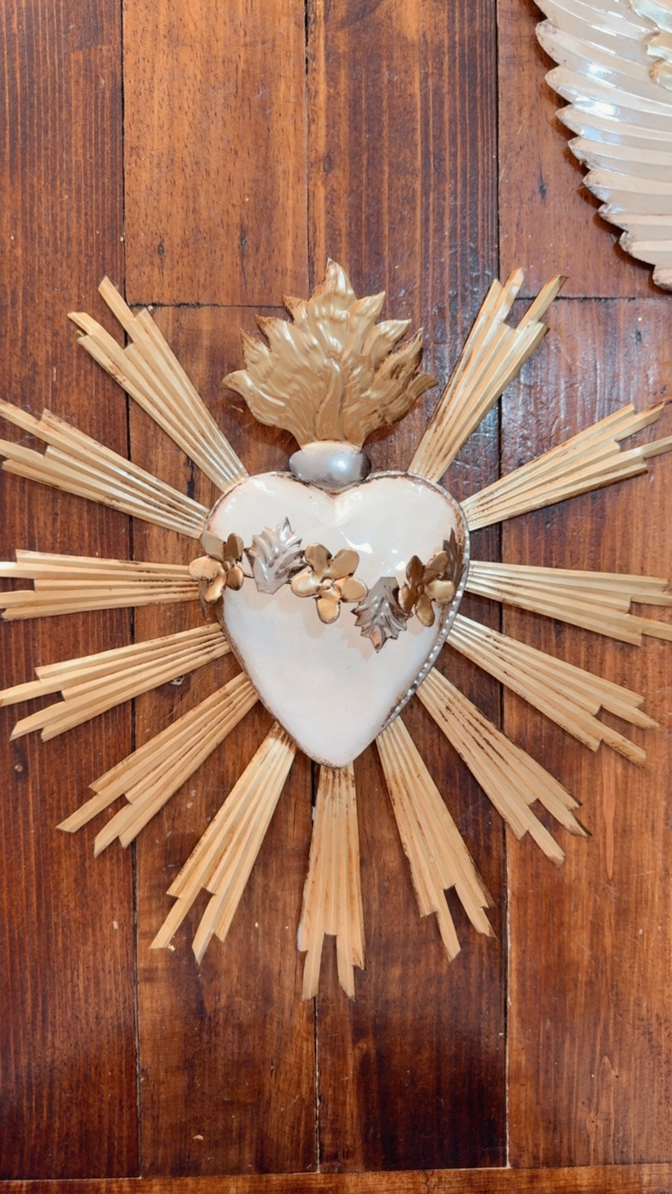 Corazón de latón rayos flores blanco