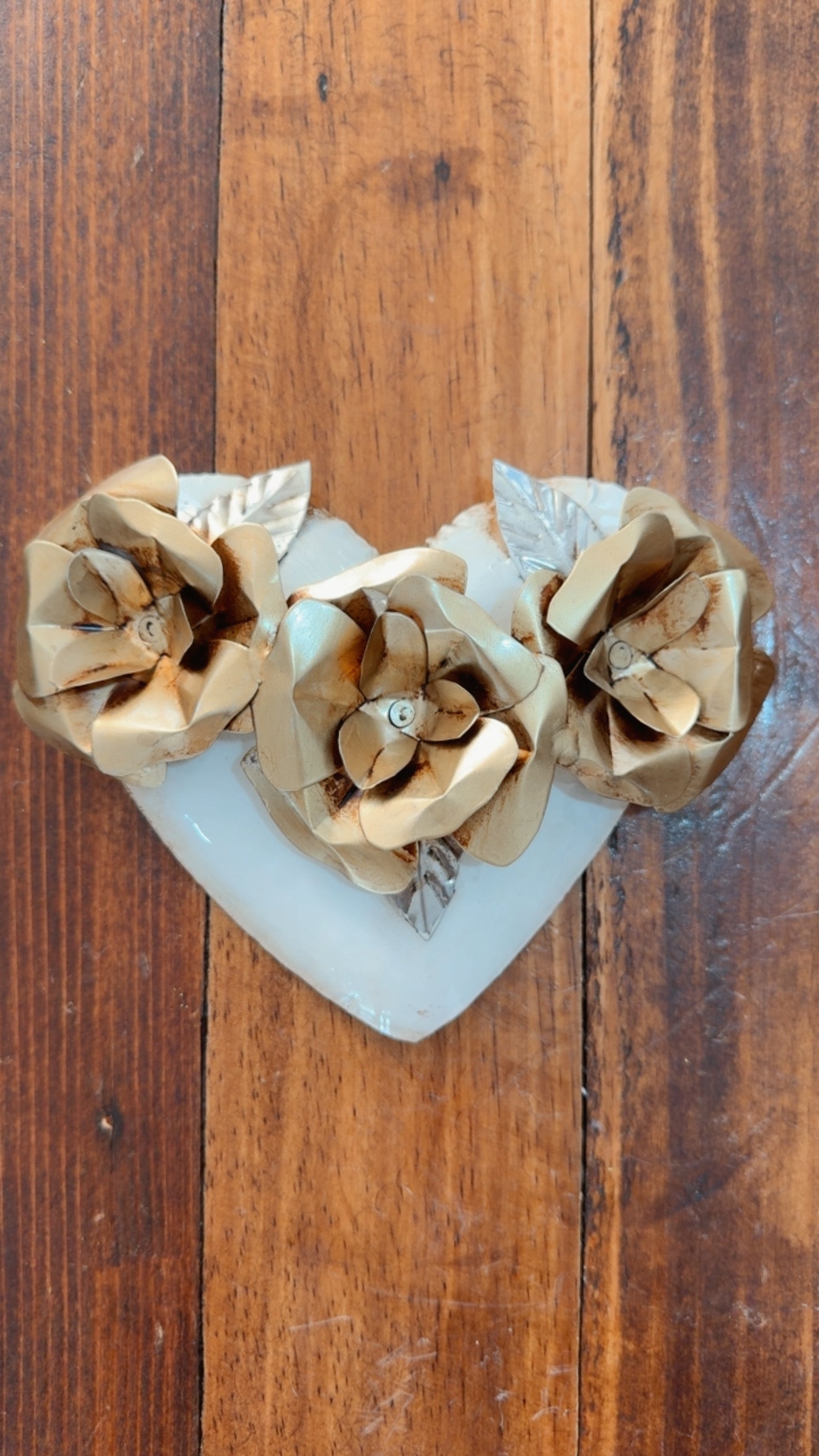 Corazón de latón rosas doradas