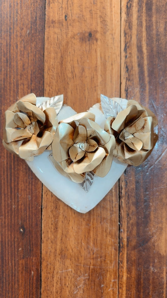 Corazón de latón rosas doradas
