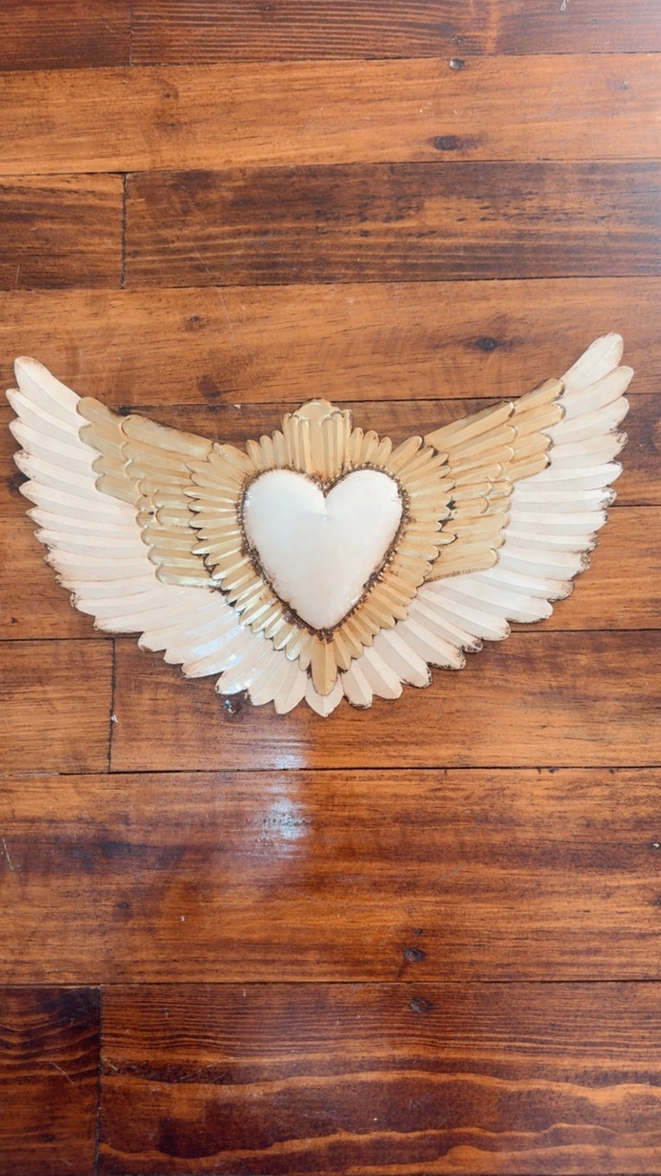 Corazón de latón blanco alas blancas