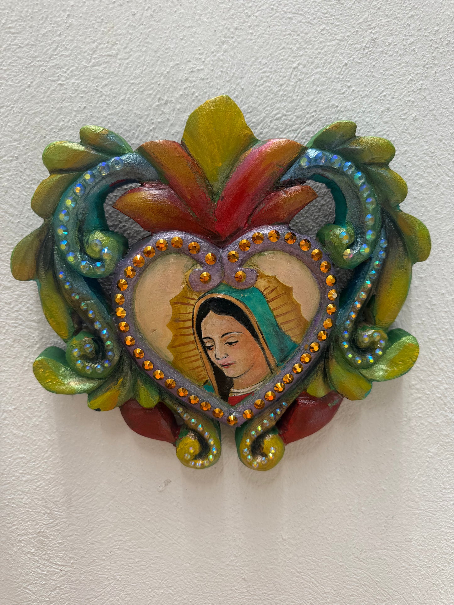 Corazón de madera Virgen de Guadalupe con rosas