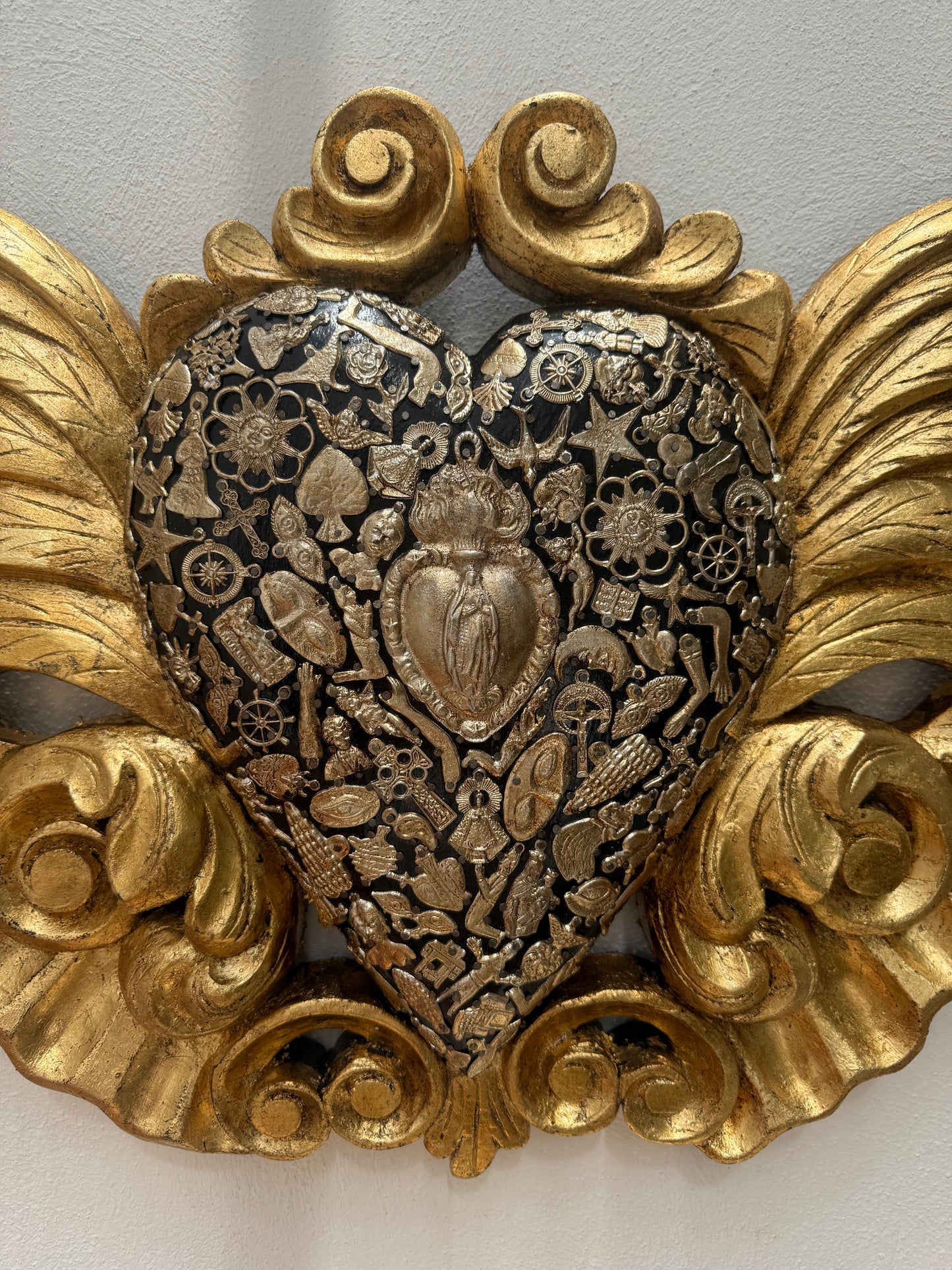 Corazón de madera Virgen de Guadalupe negro con milagritos con alas
